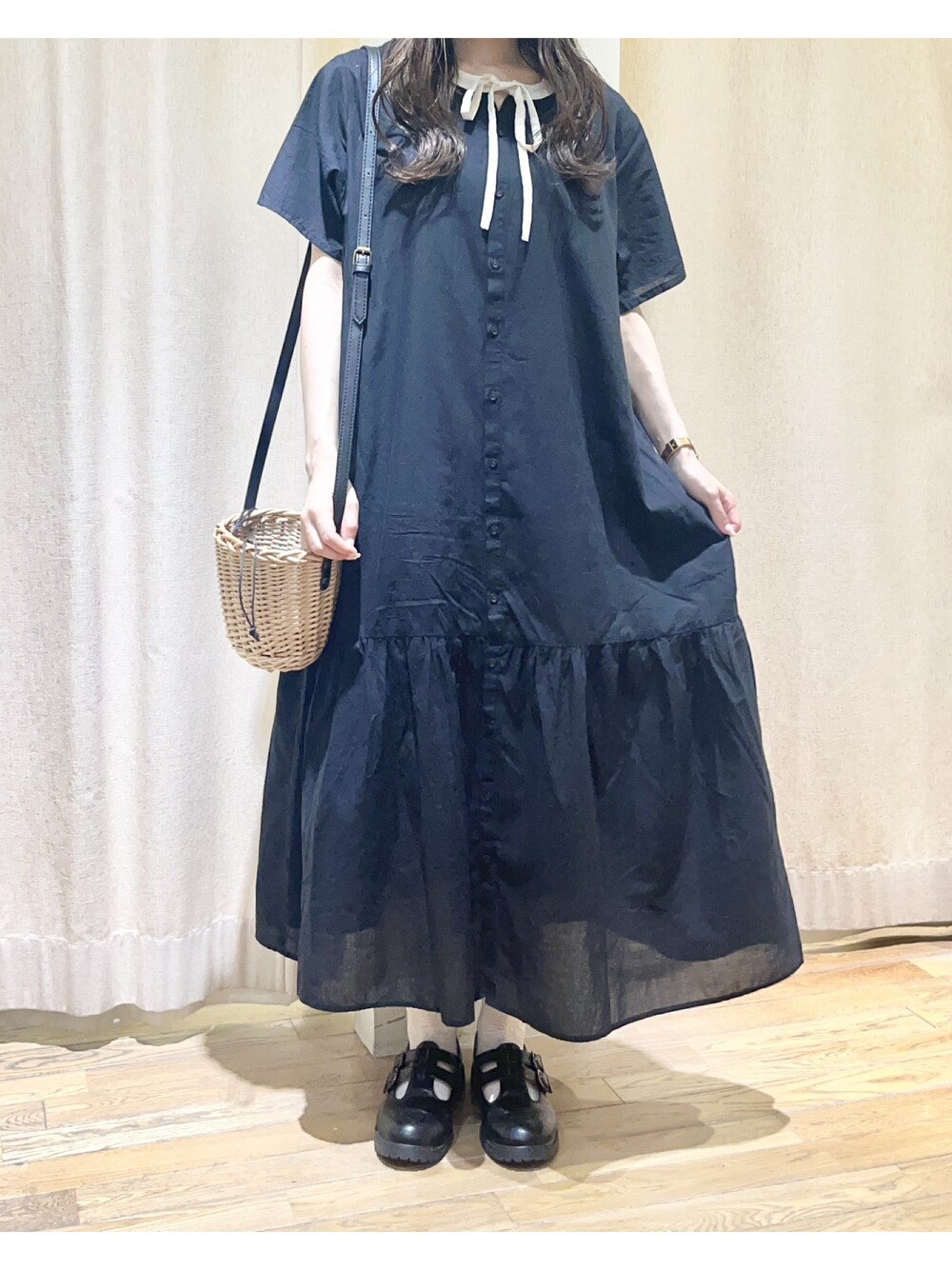 ブラック系のワンピース、ホワイト系のTシャツ/カットソー、ブラック系のその他シューズを着用したレディースの夏コーディネートの1枚目の写真