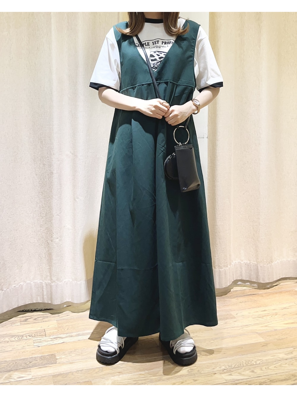 ホワイト系のTシャツ/カットソー、グリーン系のワンピース、シルバー系のサンダルを着用したレディースの夏コーディネートの1枚目の写真