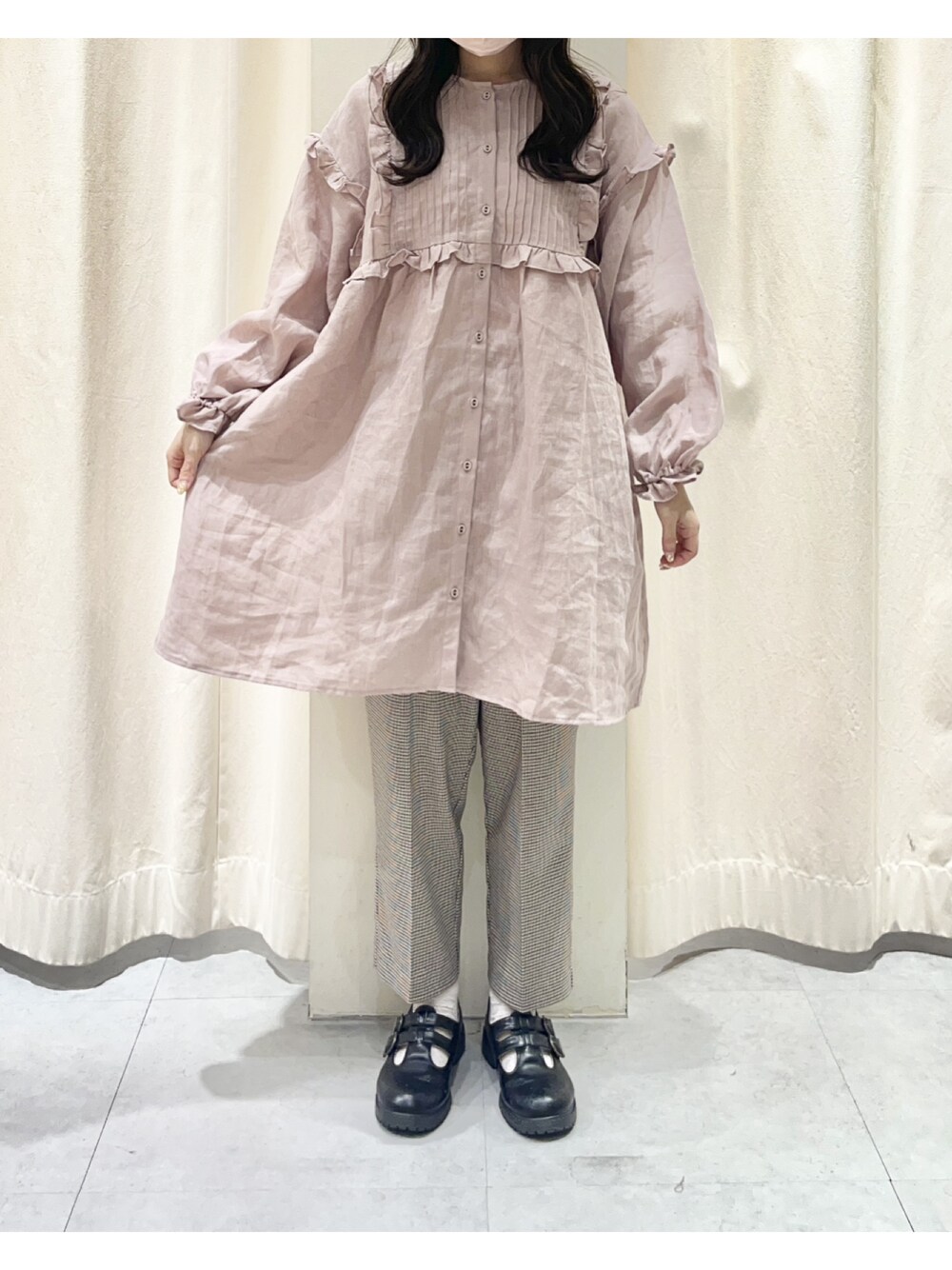 ピンク系のチュニック、ホワイト系のその他パンツ、ブラック系のその他シューズを着用したレディースの秋コーディネートの1枚目の写真