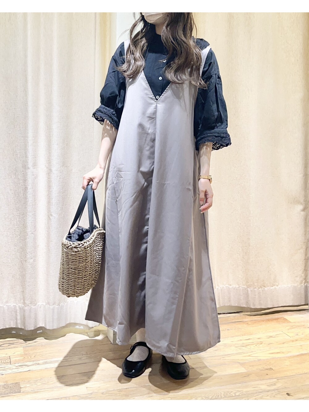 ブラック系のシャツ/ブラウス、グレー系のワンピース、ブラック系のハンドバッグを着用したレディースの夏コーディネートの1枚目の写真