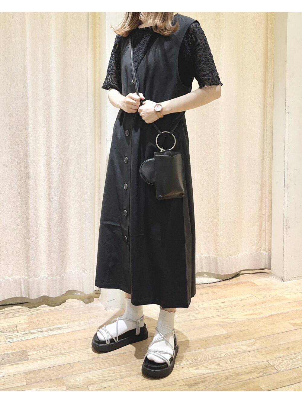 ブラック系のTシャツ/カットソー、ブラック系のタンクトップ、シルバー系のサンダルを着用したレディースの夏コーディネートの1枚目の写真