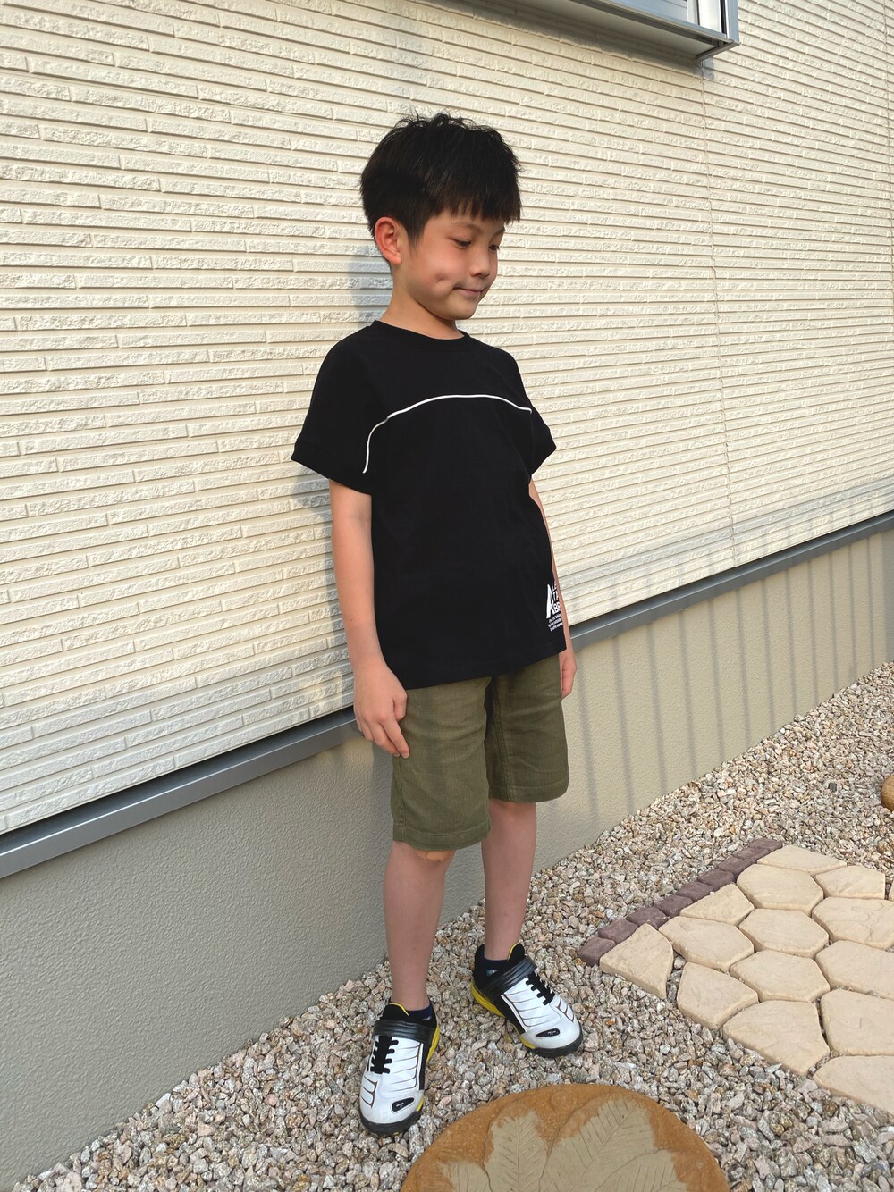 「カジュアルコーデ、男の子、キッズコーデ、Tシャツ、グリーン、スニーカー、ブランシェス、ブラック、シンプル、黒Tシャツ、夏だ！Tシャツ着よう！、ハーフパンツ」｜「BRANSHESのバックプリント半袖Tシャツ（Tシャツ/カットソー、ブラック系）」を使った、yuko_hさん（キッズ・130cm）の春コーディネートの1枚目の写真