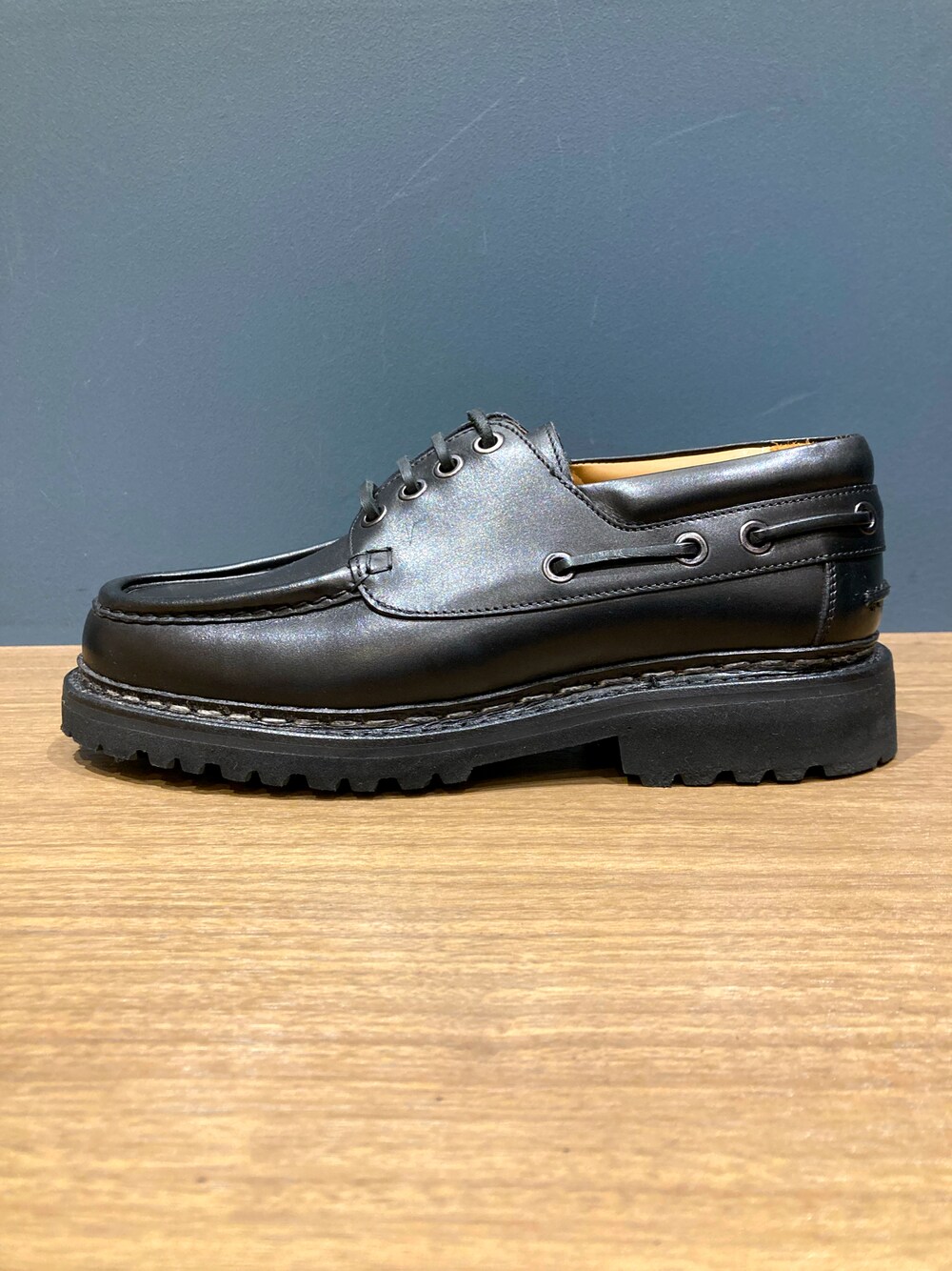 「デッキシューズ、ヴィブラムソール、厚底シューズ、軽量、ワイドパンツ」｜「Berwick1707のアイテム（シューズ、ブラック系）」を使った、平野さん（メンズ・167cm）の秋コーディネートの1枚目の写真