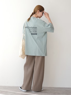 「reca（レカ）の迷わず着れる！大人のセミワイドプリーツパンツ（その他パンツ、ベージュ系）」を使った、sakiさん（レディース・165cm）の春コーディネート