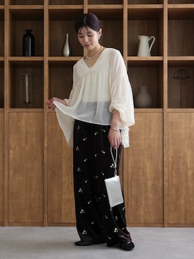 「reca（レカ）の小花柄刺繍ベロアパンツ（その他パンツ、ブラウン系）」を使った、sakiさん（レディース・165cm）の秋コーディネート