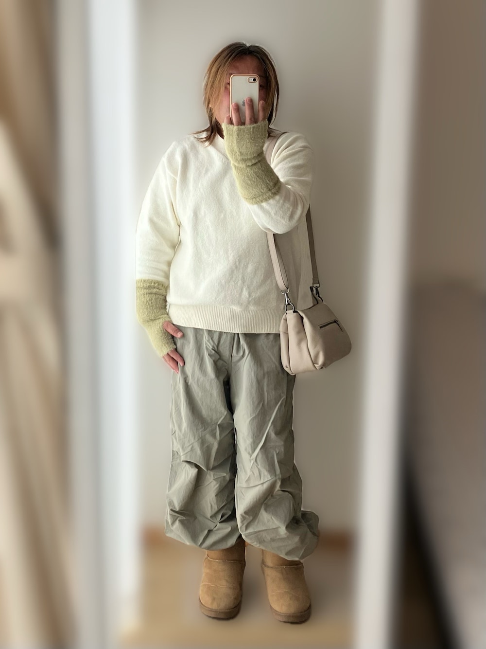 「休日スタイル、お出かけコーデ、淡色コーデ、ハンドウォーマー、Vネック、パラシュートパンツ、ブーツ、レディースアイテム、ジェンダーレス」｜「GUのアイテム（その他、その他）」を使った、Mahiroさん（メンズ・163cm）の冬コーディネートの1枚目の写真