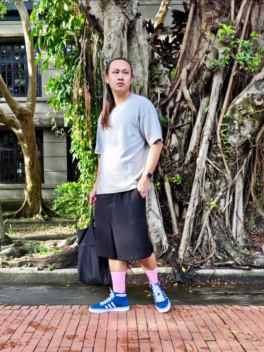 「ootd、outfit、看展穿搭」｜「NETのアイテム（Tシャツ/カットソー、グレー系）」を使った、brianli813さん（メンズ・174cm）の秋コーディネートの1枚目の写真