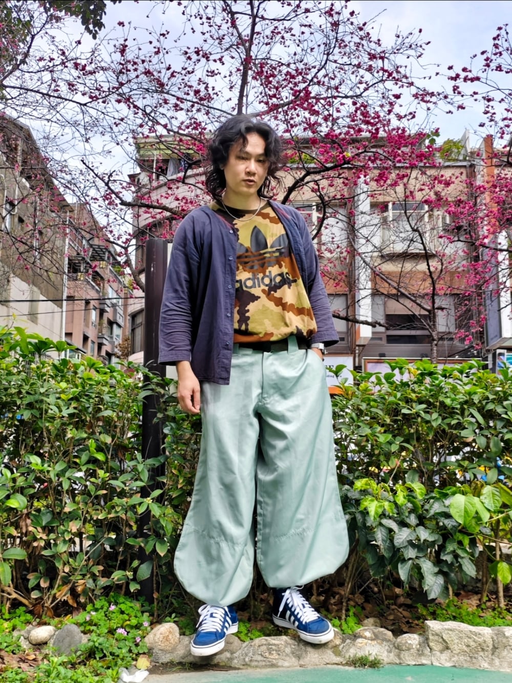 「ootd、今日のコーデ、櫻花、鳶パンツ、鳶服、鳶職褲、鳶装束、鯉口シャツ、adidas originals」｜「adidas Originalsのアイテム（スニーカー、ブルー系）」を使った、brianli813さん（メンズ・174cm）の春コーディネートの1枚目の写真