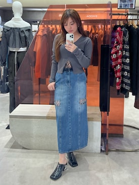 「MURUA（ムルーア）のスクエアポインテッドミュール（パンプス、ブラック系）」を使った、田中音羽さん（レディース・163cm）の春コーディネート
