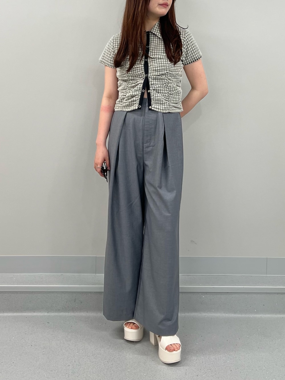 グレー系のその他パンツ、ホワイト系のサンダル、その他のシャツ/ブラウスを着用したレディースの春コーディネートの1枚目の写真