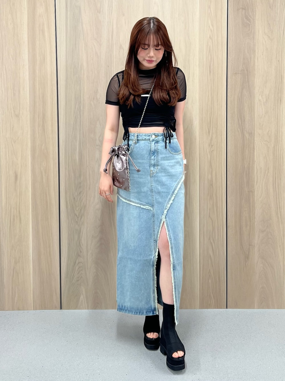 「春夏コーデ、シアーシャツ、夏服、高身長コーデ、デニムコーデ、デニムスカート、デニム、カジュアルコーデ、今日のコーデ、大人カジュアルコーデ、リラックススタイル、キレイめ、着回しコーデ、シンプルコーデ、韓国ファッション」｜「MURUAのジャガードソックブーツ（サンダル、ブラック系）」を使った、田中音羽さん（レディース・163cm）の春コーディネートの1枚目の写真