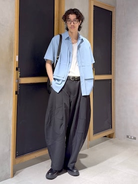 「RAGEBLUE（レイジブルー）のDESIGN SEAM WIDE CURVE PANTS/デザインシームワイドカーブパンツ（スラックス、ブラック系）」を使った、三浦 慎平さん（メンズ・183cm）の夏コーディネート
