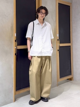 「RAGEBLUE（レイジブルー）のSMART INTUCK WIDE CHINO SLACKS/スマートインタックワイドチノスラックス（スラックス、ベージュ系）」を使った、三浦 慎平さん（メンズ・183cm）の夏コーディネート