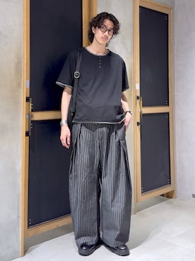 「RAGEBLUE（レイジブルー）のHENLEY NECK FAKE LAYERED T-SHIRTS/フェイクレイヤードヘンリーネックTシャツ（Tシャツ/カットソー、ブラック系）」を使った、三浦 慎平さん（メンズ・183cm）の夏コーディネート