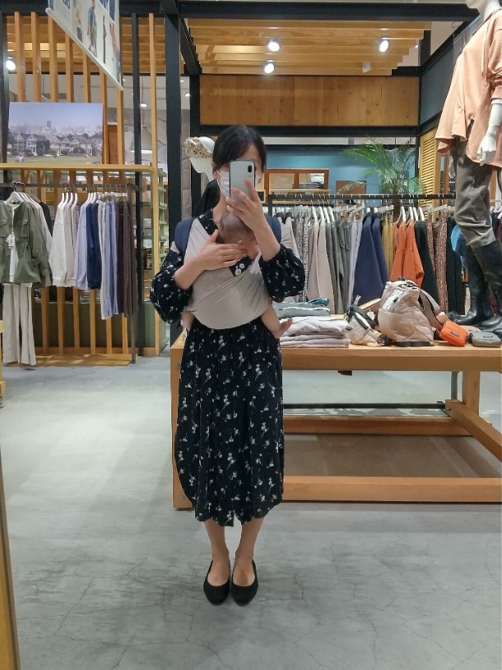 「マタニティ」｜「RAKUNAのアイテム（パンプス、ブラック系）」を使った、Moiさん（レディース・152cm）の秋コーディネートの1枚目の写真