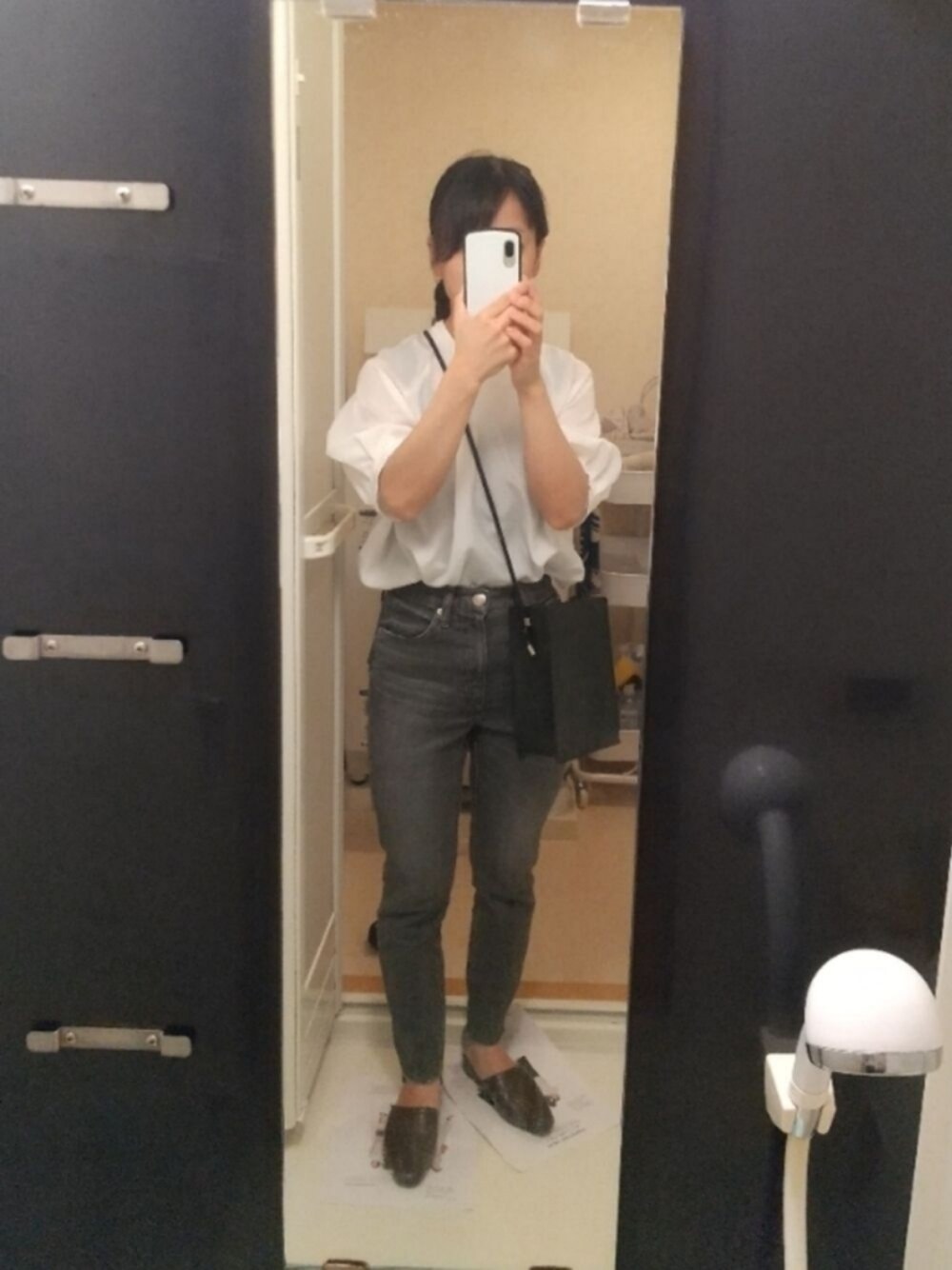 「PLSTのアイテム（デニムパンツ、グレー系）」を使った、Moiさん（レディース・152cm）の秋コーディネートの1枚目の写真