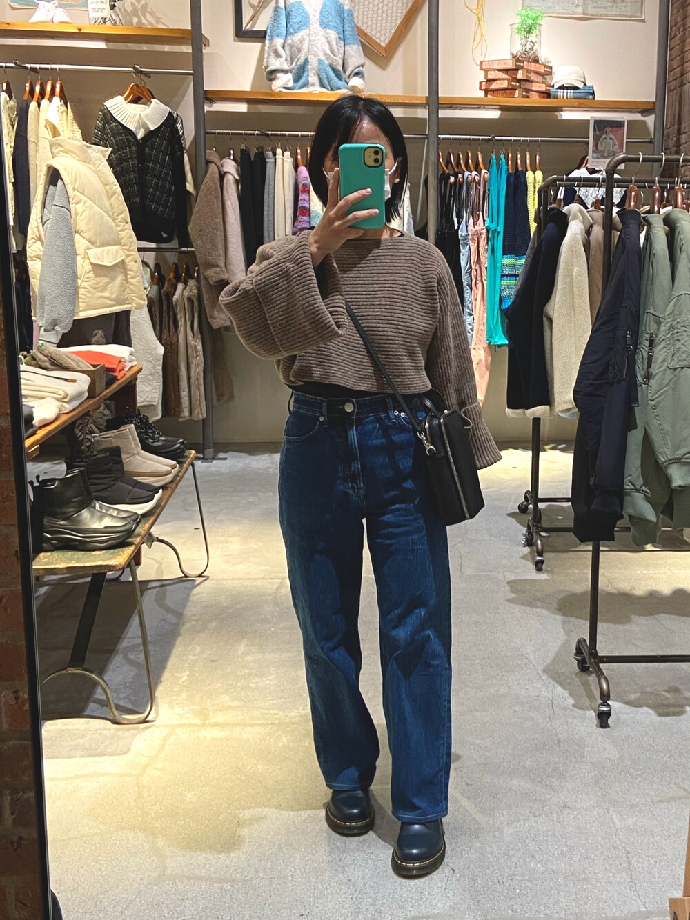 「YANUKのYANUK ボーイズストレート LEA ウォーンブルー（デニムパンツ、ブルー系）」を使った、Moiさん（レディース・151cm）の冬コーディネートの1枚目の写真