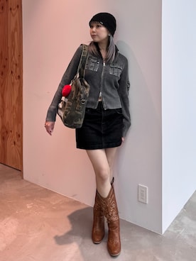 「アイテム（デニムスカート）」を使った、山口紗英さん（レディース・157cm）の秋コーディネート