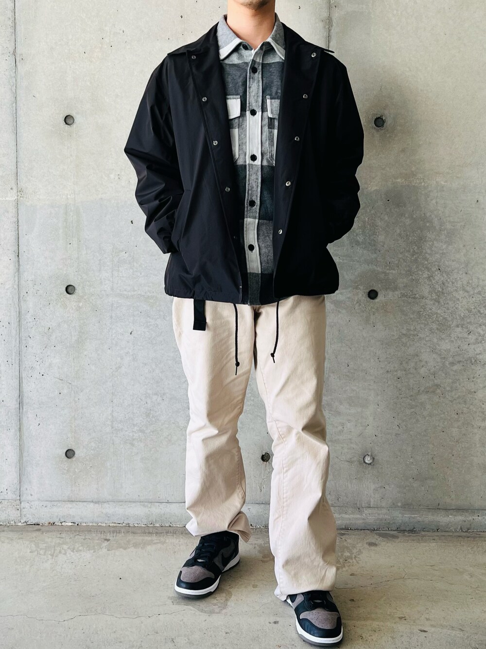 「春服デビュー宣言、ootd、休日スタイル、春服コーデ、カジュアルコーデ、古着コーデ、GU、コーチジャケット、H&M、チェックシャツ、Levi's、白デニム、NIKE、dunk」｜「GUのアイテム（ナイロンジャケット、ブラック系）」を使った、MATCHさん（メンズ・169cm）の春コーディネートの1枚目の写真