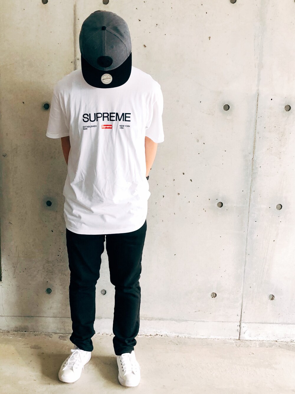 「シンプル、休日スタイル、お洒落さんとつながりたい、カジュアル、supreme、Tシャツ、白Tシャツ、UNIQLO、converse、スニーカー」｜「H&MのH&M - キャップ - グレー（キャップ、グレー系）」を使った、MATCHさん（メンズ・169cm）の秋コーディネートの1枚目の写真