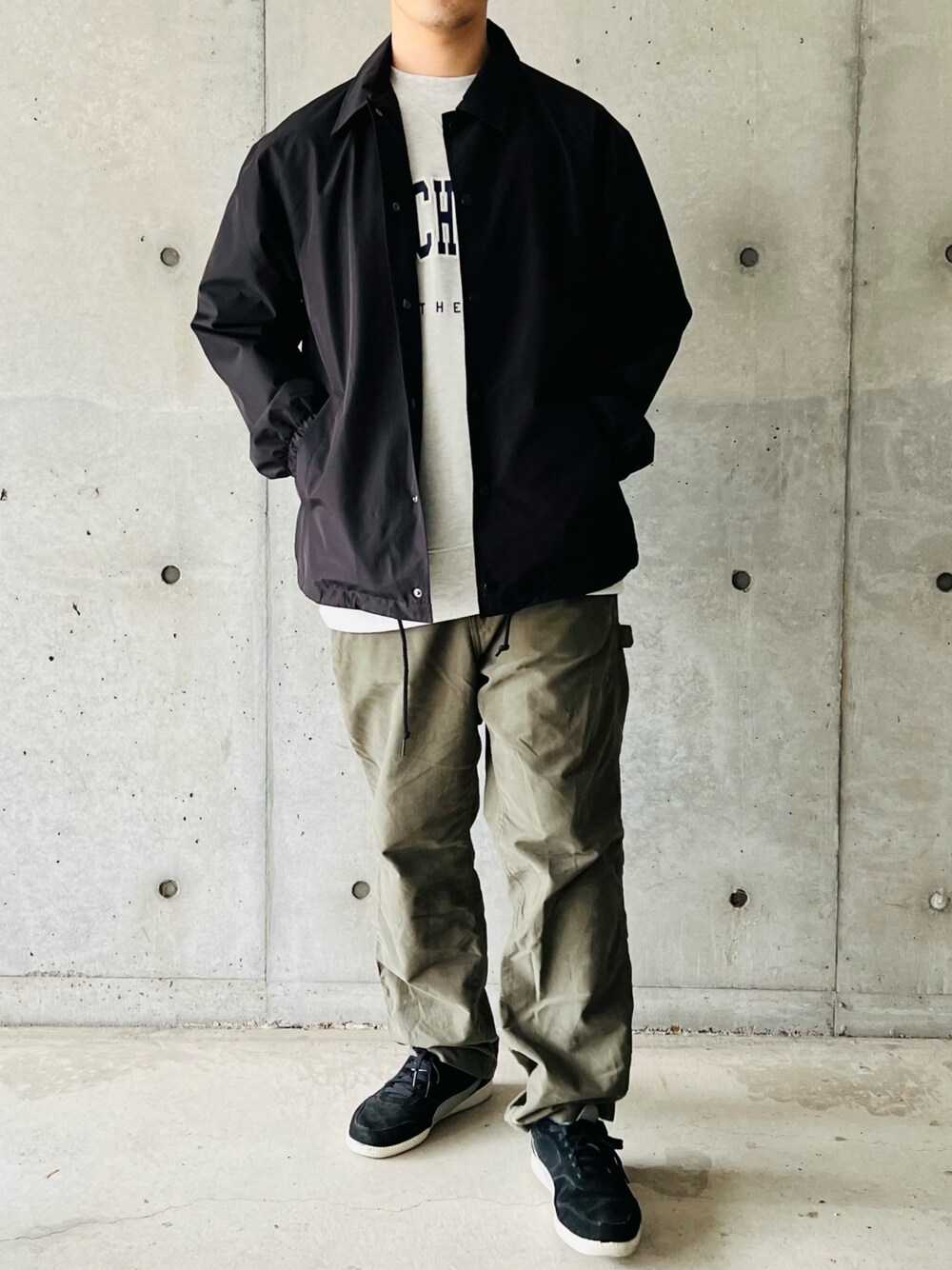 「春服デビュー宣言、ootd、今日のコーデ、春服コーデ、カジュアルコーデ、休日スタイル、GU、UNIQLO、FREAK’Ｓ STORE、PUMA、コーチジャケット、ワイドパンツ、カレッジロゴ、カレッジスウェット、スウェット」｜「GUのアイテム（ナイロンジャケット、ブラック系）」を使った、MATCHさん（メンズ・169cm）の春コーディネートの1枚目の写真