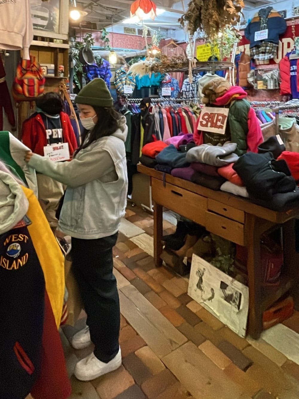 「ストリート、パンツスタイル、メンズライク、デニムベスト、carhartt、着回しコーデ、古着コーデ、ストリート女子、モード」｜「Carharttの【 carhartt / カーハート 】# ACRYLIC KNIT HAT アクリル ニット  ニットワッチ ニットキャップ ニット帽 ビーニー A205･･（ニットキャップ/ビーニー、グリーン系）」を使った、mimikuku914さん（レディース・160cm）の冬コーディネートの1枚目の写真