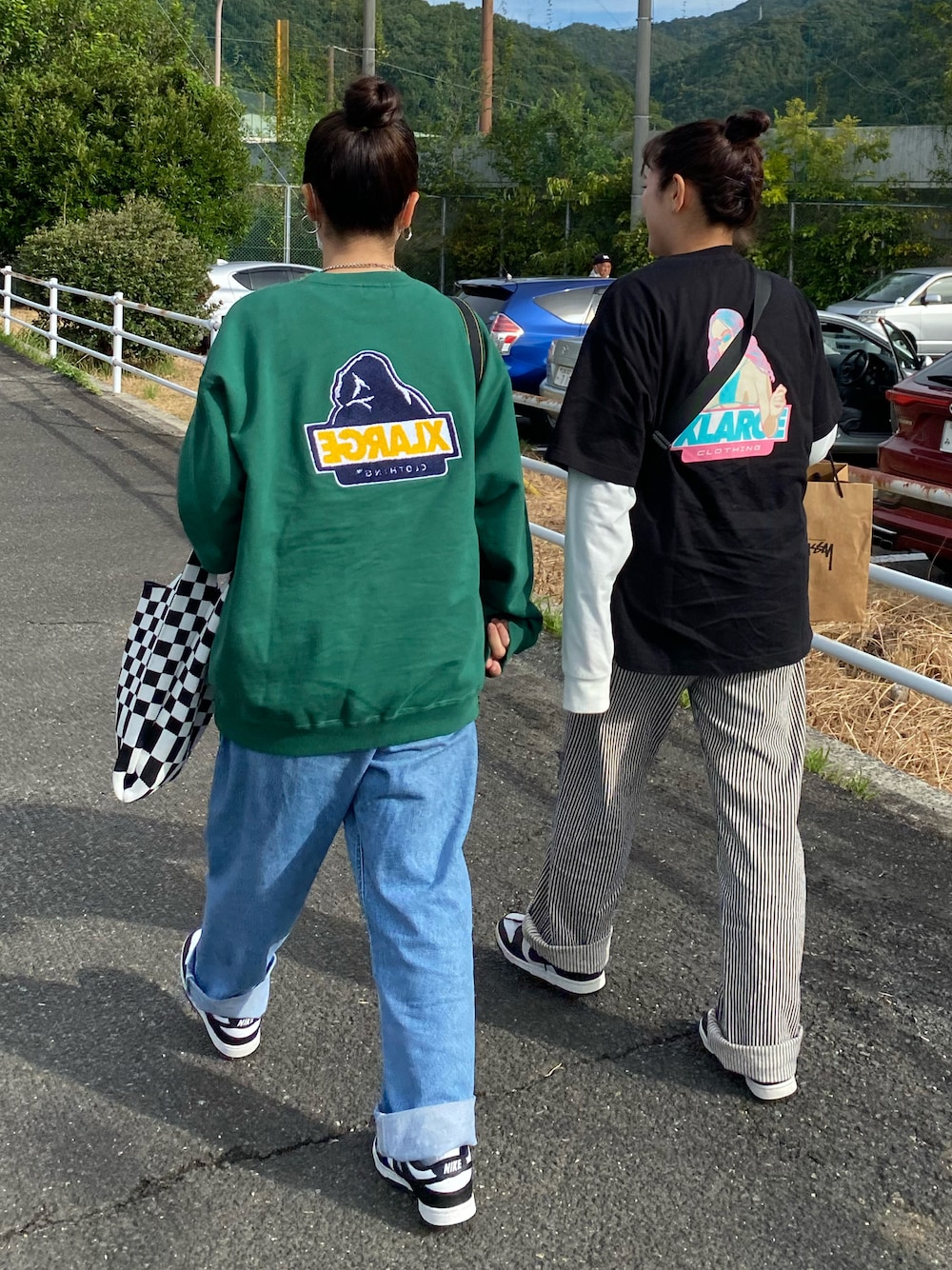 「お出かけコーデ、デニムコーデ、メンズライク、ストリート、ストリート系女子、モード、モードストリート、エクストララージ、カーハート、ナイキ」｜「XLARGEのTWO TONE BACKSIDE OG CREWNECK SWEAT（スウェット、グリーン系）」を使った、mimikuku914さん（レディース・160cm）の秋コーディネートの1枚目の写真