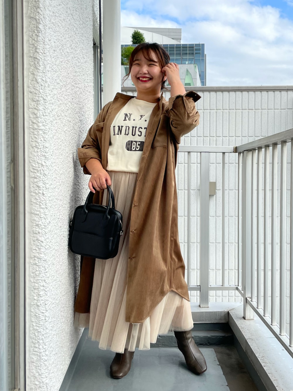 「秋服、秋冬コーデ、カジュアル、着回しコーデ、オトナカジュアル、おしゃれさんと繋がりたい、ゆったりコーデ、大人ガーリー、今日のコーデ、ロングスカート、秋、ベージュコーデ、ブラウン、シンプル、低身長」｜「un dix corsのヴィンテージライクな大人トレーナー　ロゴプルオーバーカットソー（Tシャツ/カットソー、ホワイト系）」を使った、YuKiさん（レディース・152cm）の秋コーディネートの1枚目の写真