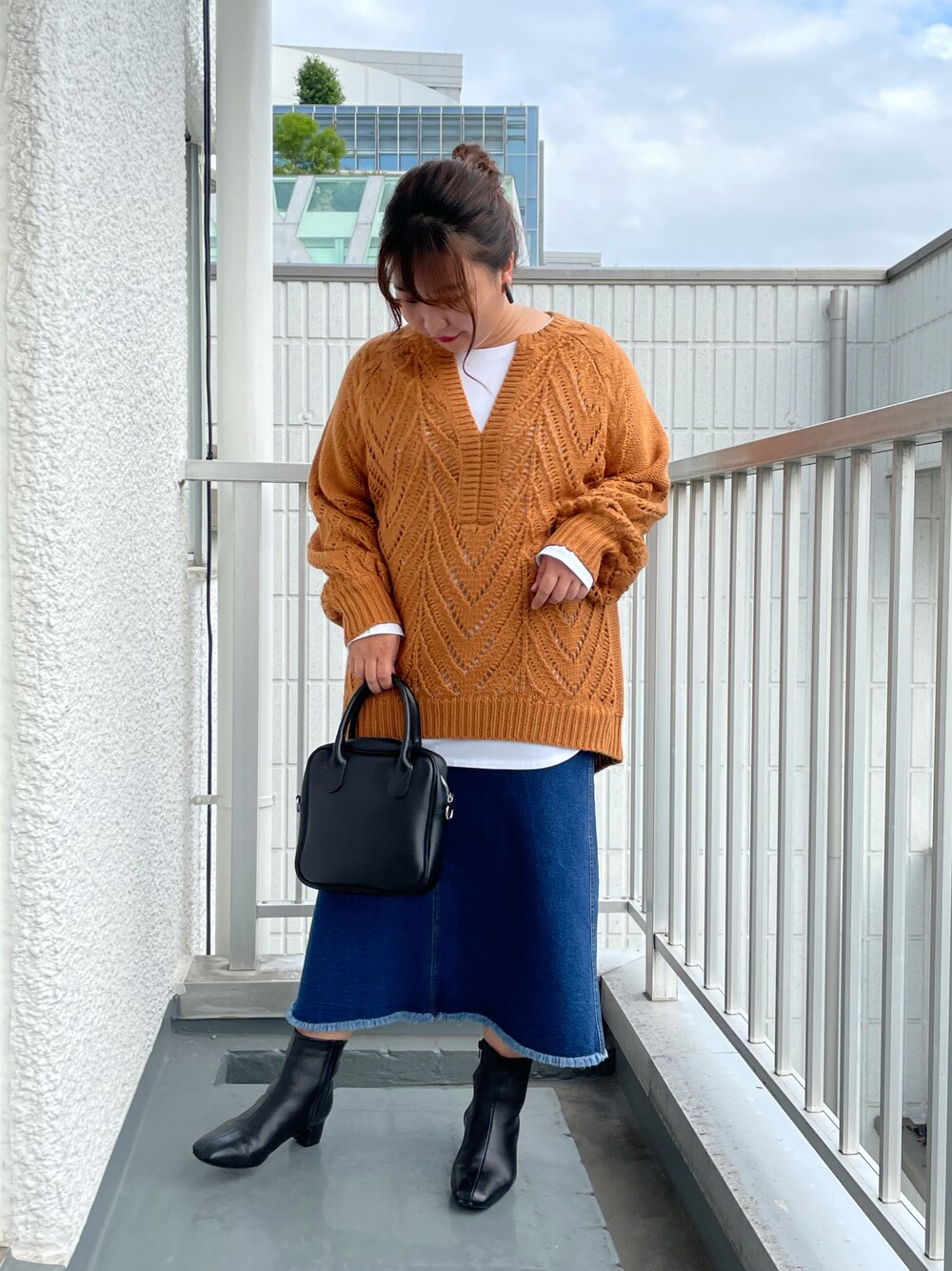 「だから秋服が好き、秋コーデ、オトナカジュアル、シンプル、秋服、ゆるコーデ、おしゃれさんと繋がりたい、秋冬コーデ、ブーツ、秋服準備はじめました、オーバーサイズ、カジュアルガーリー、デニム、オレンジ、低身長」｜「un dix corsの大人レイヤードの上級者　透かし編みプルオーバーニット（ニット/セーター、オレンジ系）」を使った、YuKiさん（レディース・152cm）の秋コーディネートの1枚目の写真