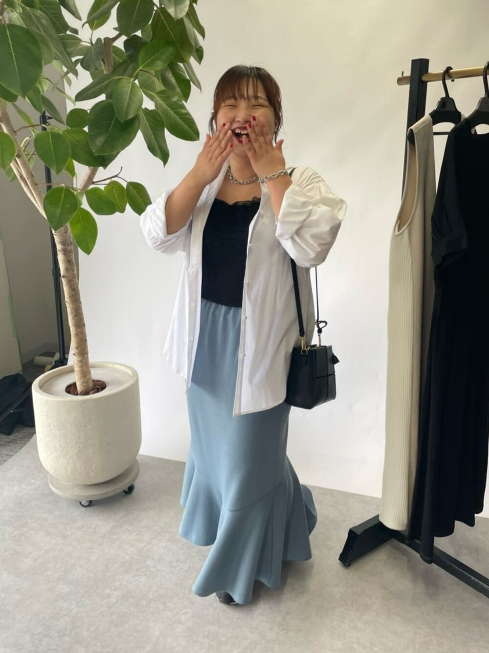 ブルー系のワンピース/ドレス、ブラック系のショルダーバッグ、ホワイト系のシャツ/ブラウスを着用したレディースの夏コーディネートの1枚目の写真