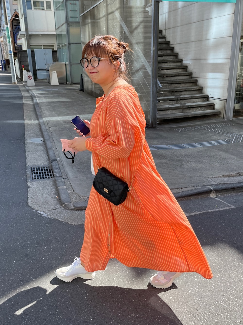 「今日のコーデ、カジュアルコーデ、春、オトナ女子、春色、オトナカジュアル、プチプラ、低身長女子」｜「un dix corsの《予約》【リラクシングな雰囲気】2WAYコットンシャツワンピース（シャツワンピース、オレンジ系）」を使った、YuKiさん（レディース・152cm）の春コーディネートの1枚目の写真