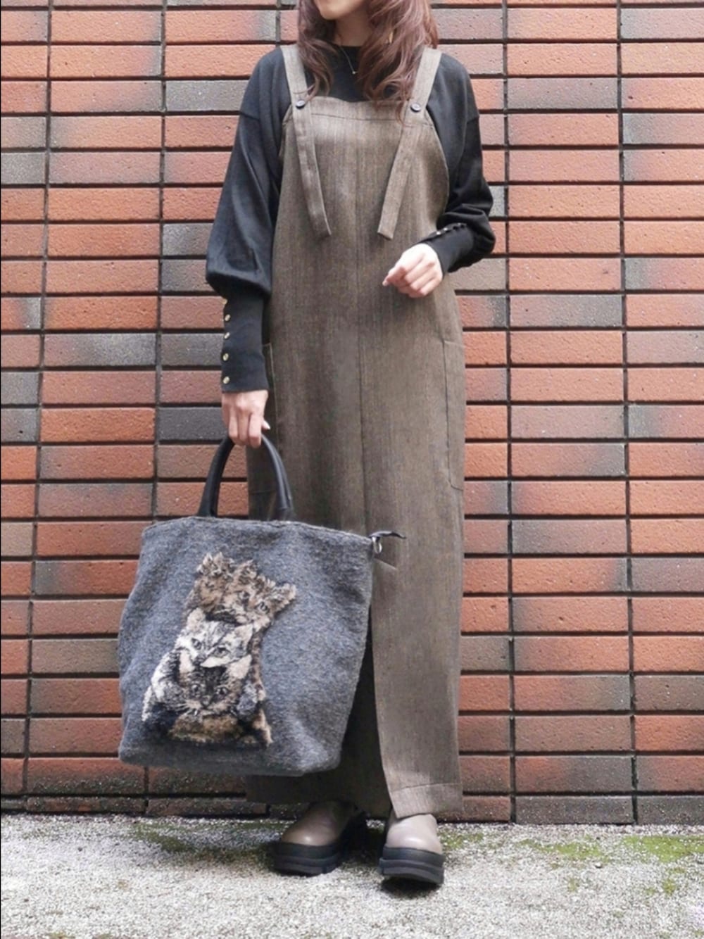 「ジャンパースカート、黒セーター、黒セータートップス、テレサカンビバッグ、猫バッグ」｜「KATHARINE ROSSの【KATHARINE ROSS】【サステナブルリサイクル糸使用】ボタンスリーブプレーンプルオーバー（ニット/セーター、ブラック系）」を使った、sasa0601さん（骨格ナチュラル・レディース・156cm）の秋コーディネートの1枚目の写真