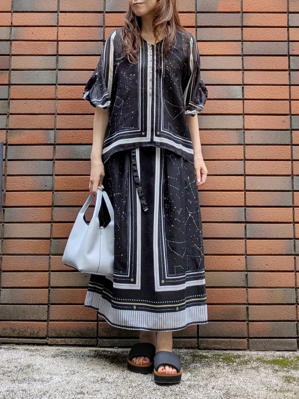 ブラック系のシャツ/ブラウス、ブラック系のスカート、ブラック系のタンクトップを着用したレディースの夏コーディネートの1枚目の写真