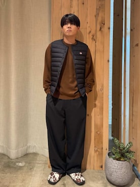 「アイテム（ダウンベスト）」を使った、ISSAさん（メンズ・177cm）の秋コーディネート