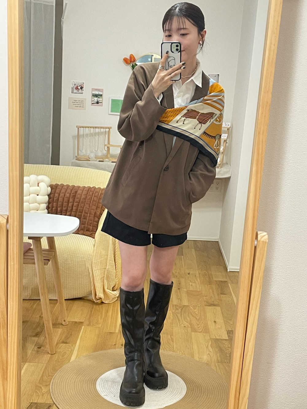 「秋コーデ、スカーフ、ジャケット、ロングブーツ」｜「Lace Ladiesの厚底 ストレッチロングブーツ（ブーツ、ブラック系）」を使った、sakustyleさん（骨格ナチュラル・レディース・162cm）の秋コーディネートの1枚目の写真