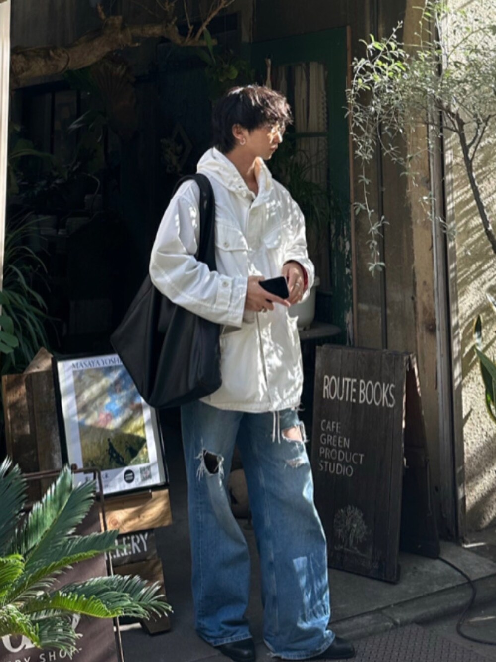 「秋冬コーデ、おしゃれさんと繋がりたい、シンプルコーデ、モード、デニム、カジュアルコーデ、ストリートコーデ、黒、ブラック」｜「H&Mのアイテム（デニムパンツ、ブルー系）」を使った、Shuさん（メンズ・170cm）の秋コーディネートの1枚目の写真