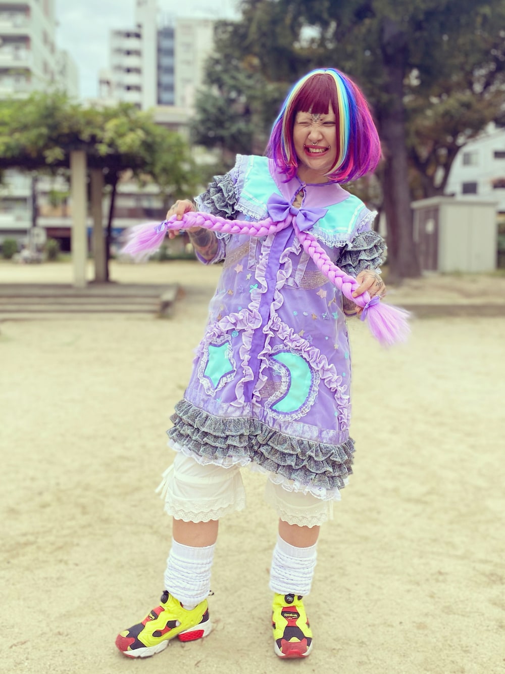 「カジュアル、休日スタイル、低身長女子、ボリューム袖、スニーカー女子、大人ガーリー、ガーリーコーデ、チュニック、ロリータ、ポンプフューリー、ウィッグ」｜「prettydaysのアイテム（チュニック、パープル系）」を使った、ratswampさん（レディース・153cm）の秋コーディネートの1枚目の写真
