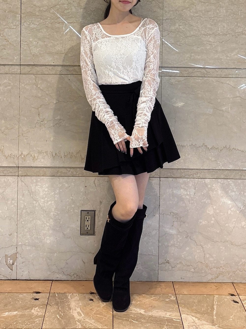 ホワイト系のシャツ/ブラウス、ブラック系のスカート、ブラック系のブーツを着用したレディースの秋コーディネートの1枚目の写真