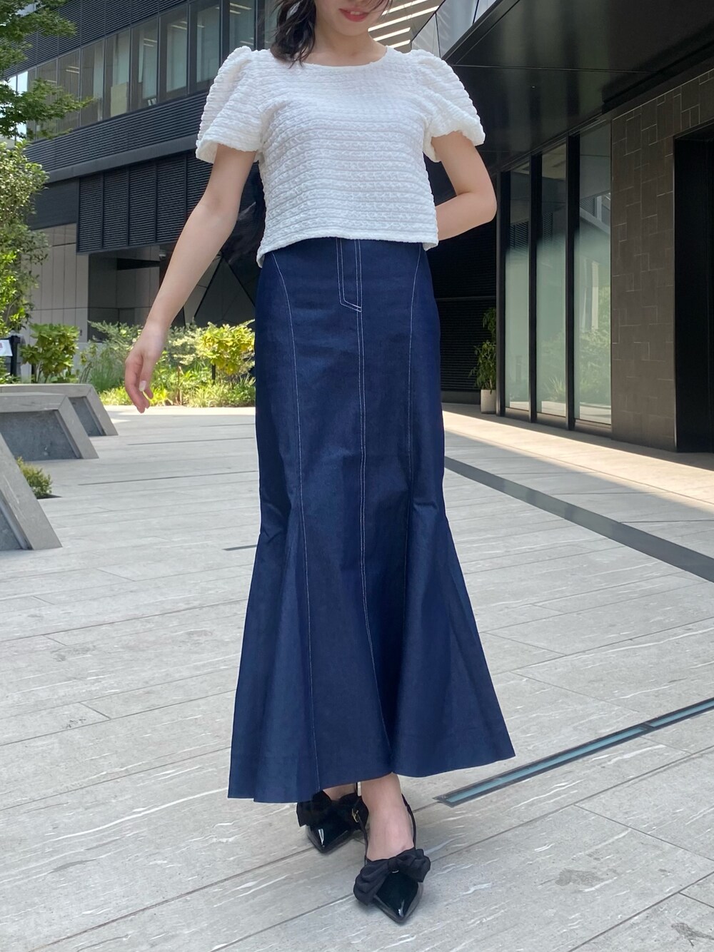 ホワイト系のTシャツ/カットソー、ブルー系のスカートを着用したレディースの夏コーディネートの1枚目の写真