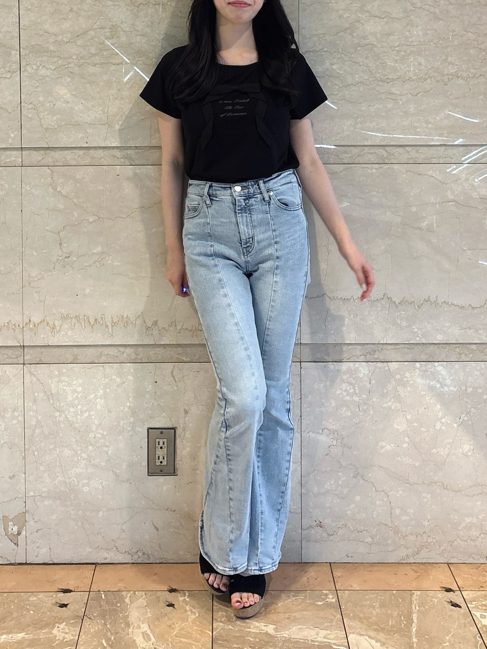 ブラック系のTシャツ/カットソー、ブルー系のデニムパンツ、ブラック系のサンダルを着用したレディースの夏コーディネートの1枚目の写真
