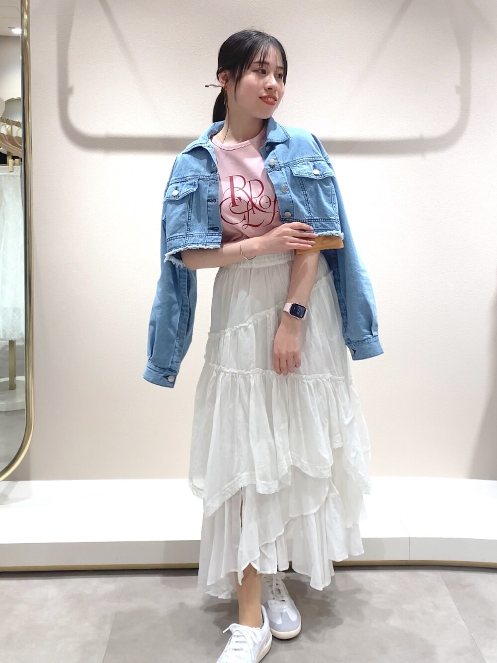 ホワイト系のスカート、パープル系のTシャツ/カットソー、ブルー系のブルゾンを着用したレディースの春コーディネートの1枚目の写真