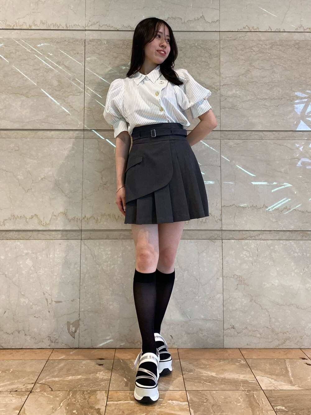 グレー系のスカート、その他のシャツ/ブラウスを着用したレディースの夏コーディネートの1枚目の写真