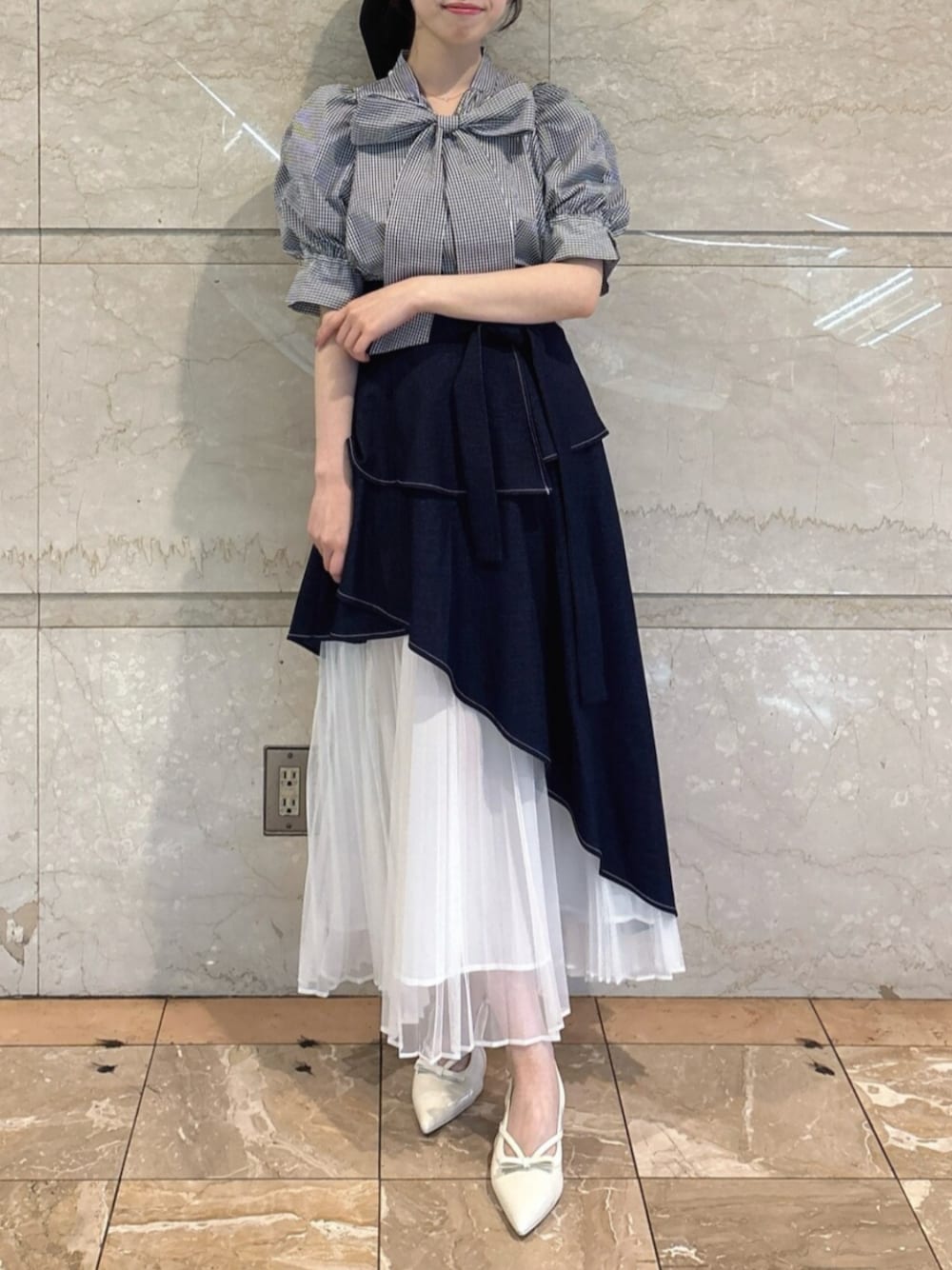 ホワイト系のパンプス、その他のシャツ/ブラウス、ブルー系のスカートを着用したレディースの春コーディネートの1枚目の写真