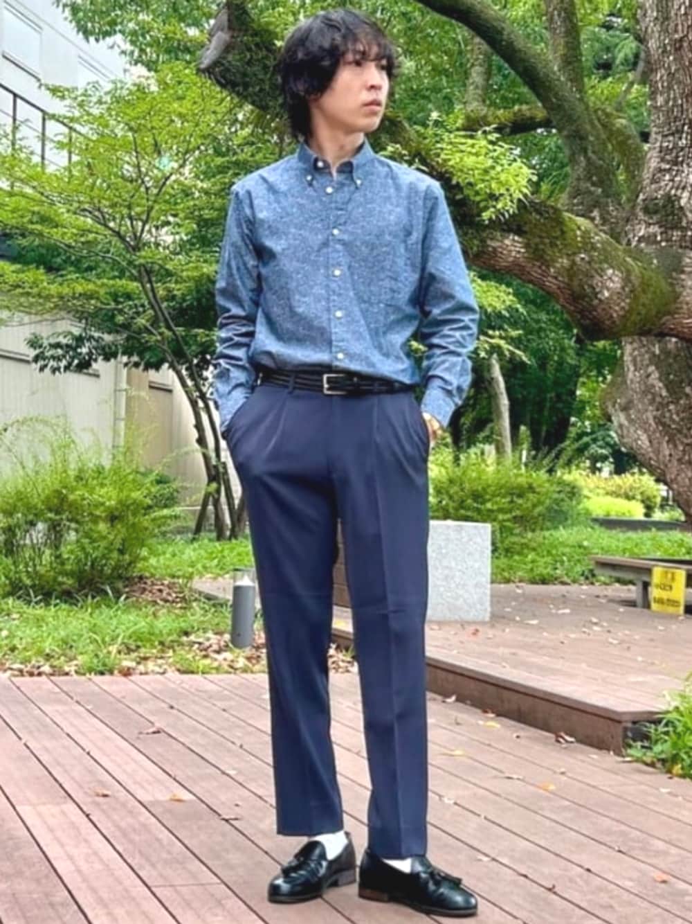 ブルー系のシャツ/ブラウス、ブルー系のスラックスを着用したメンズの秋コーディネートの1枚目の写真