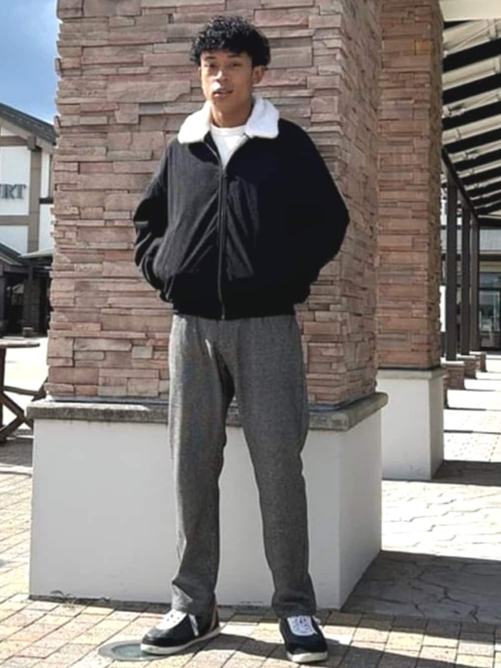 ブラック系のブルゾン、ブラウン系のその他パンツを着用したメンズの秋コーディネートの1枚目の写真