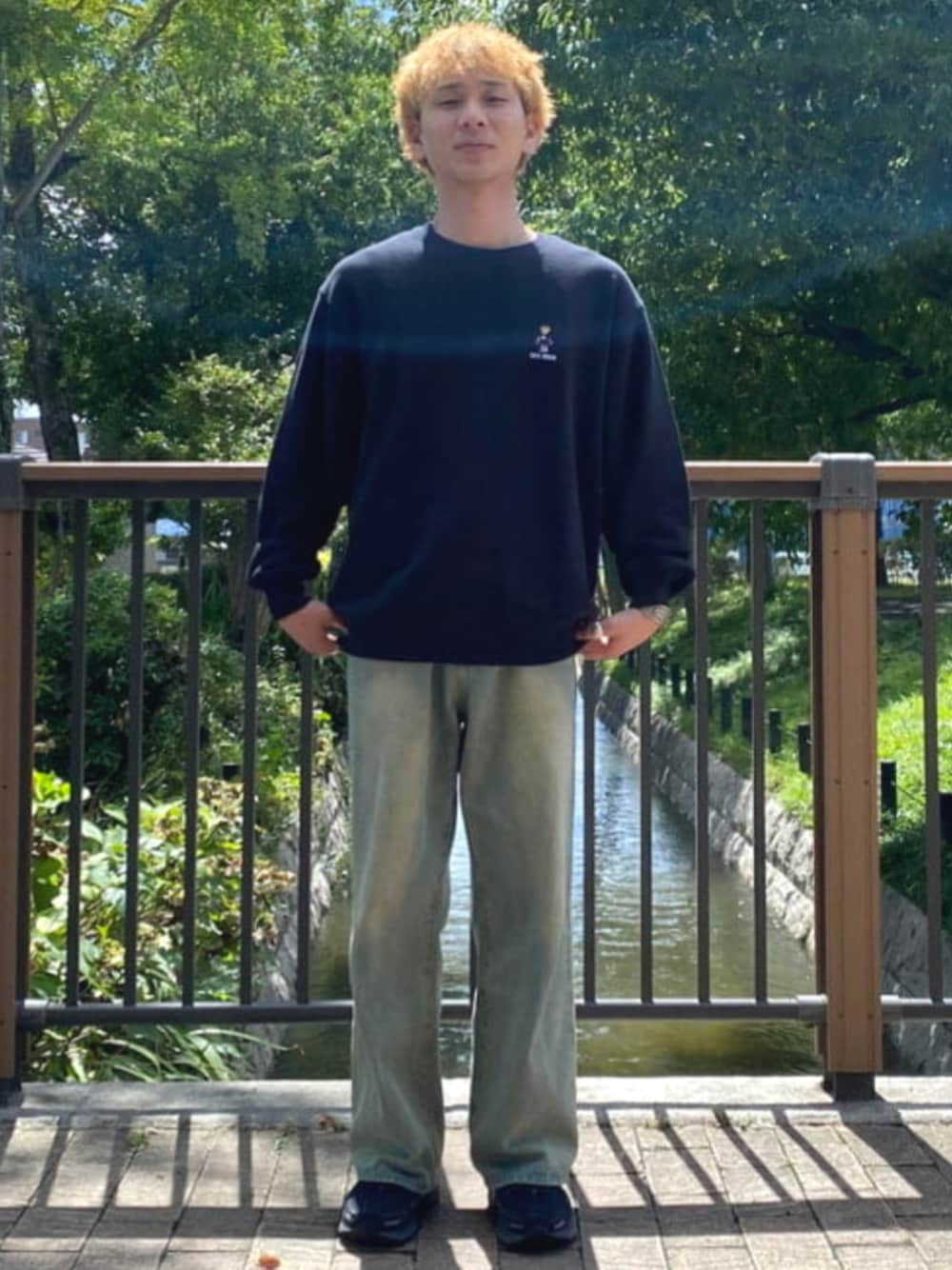 ブルー系のデニムパンツ、ブラック系のスウェットを着用したメンズの秋コーディネートの1枚目の写真