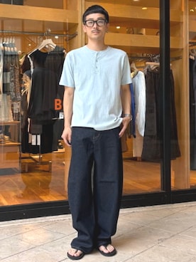 「BEAMS HEART（ビームスハート）のカーブ ワイド ストレート デニムパンツ（デニムパンツ、ブルー系）」を使った、BEAMS HEART MENさん（メンズ・170cm）の夏コーディネート