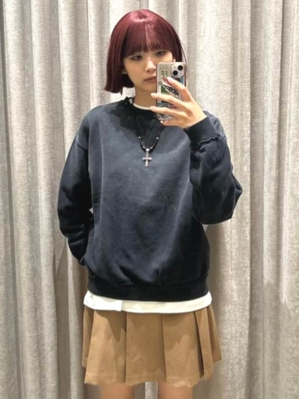 ブラック系のスウェット、ホワイト系のTシャツ/カットソーを着用したレディースの秋コーディネートの1枚目の写真