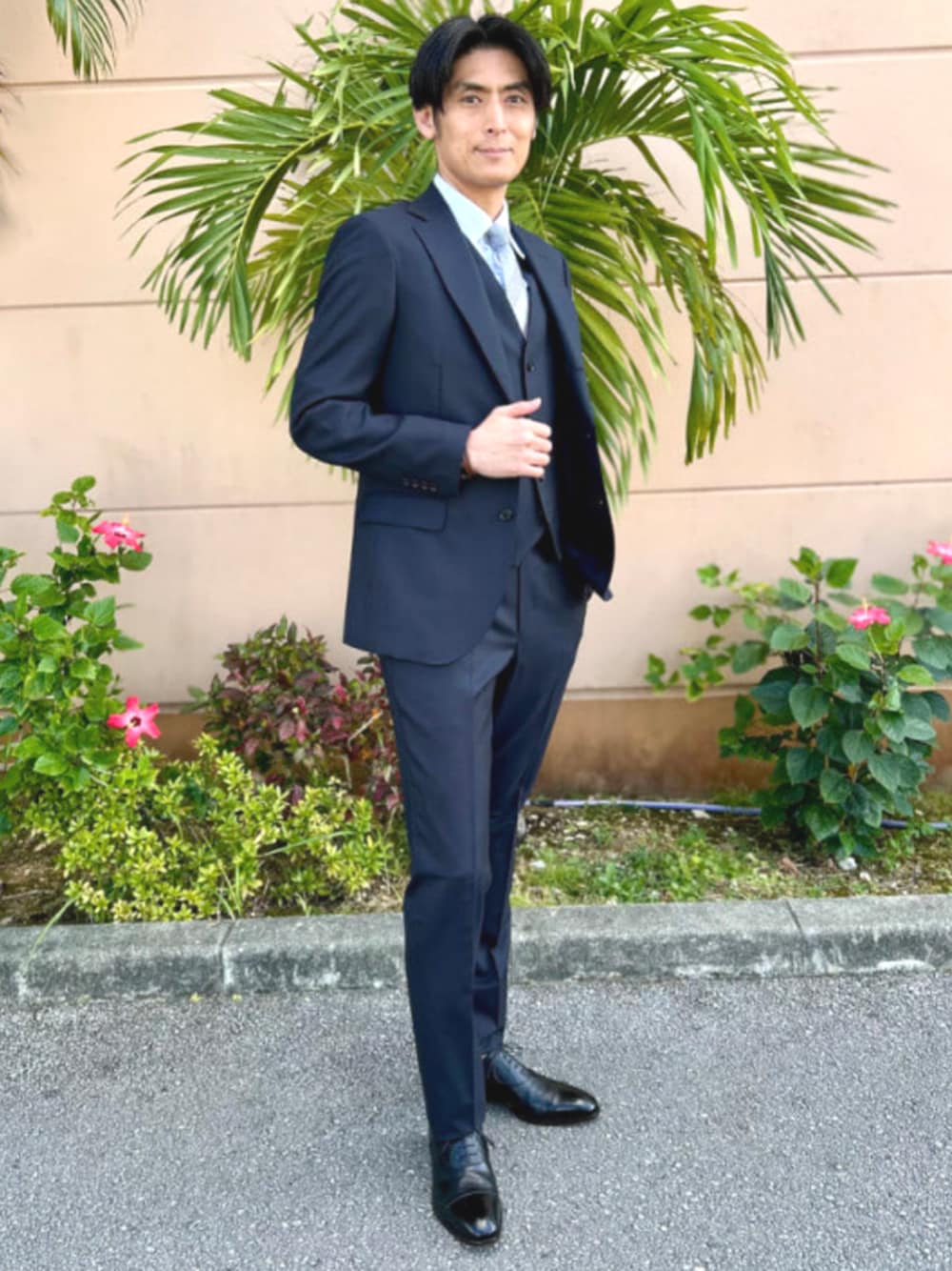 ブラック系のドレスシューズ、ブルー系のシャツ/ブラウス、ブラック系のネクタイを着用したメンズの冬コーディネートの1枚目の写真