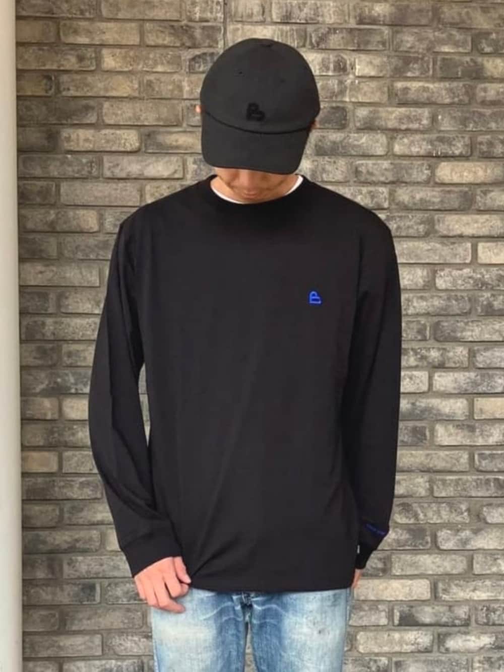 ブラック系のTシャツ/カットソーを着用したメンズの秋コーディネートの1枚目の写真